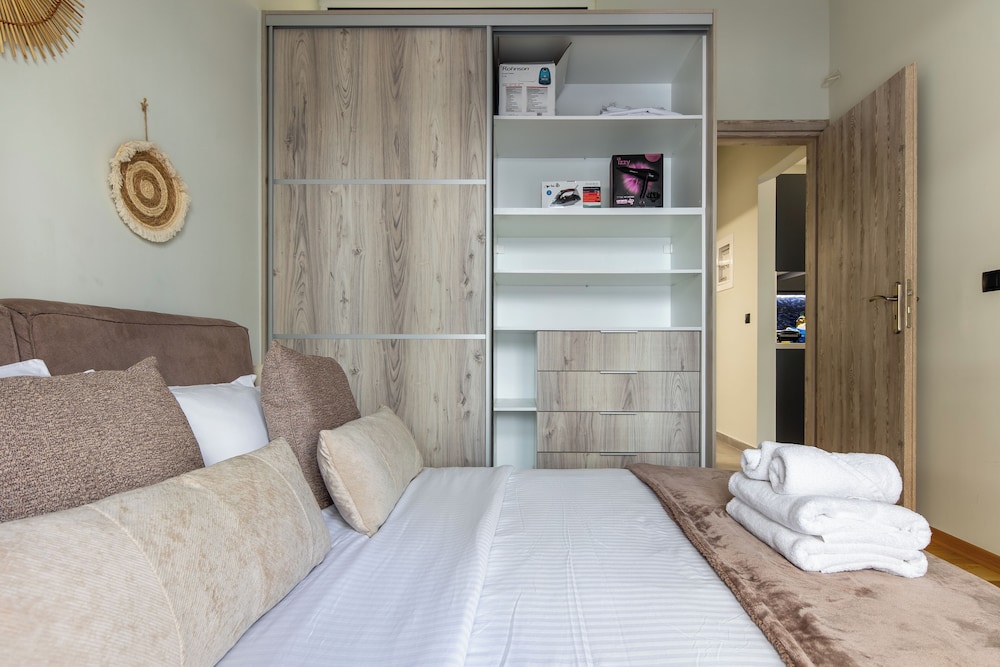 Cesily 2-Bedroom Apartment in Athens