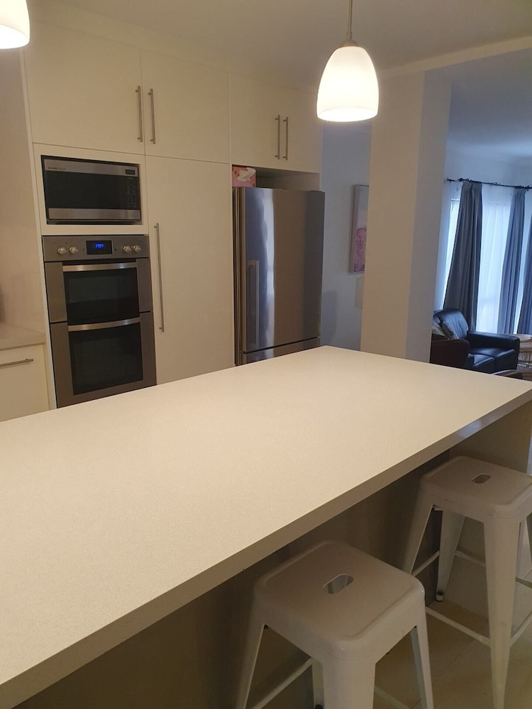 Beautiful 3 BR Home With BBQ and Parking!