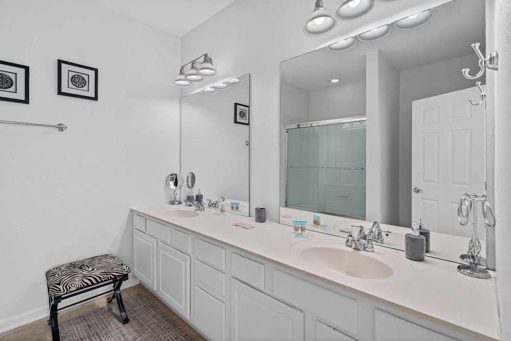 Comfortable 3BR Near Convention Center Epic Park