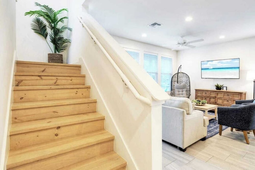 Sleeps 20 2 Homes in Mercer Village w/ Pool Heart of Old Town, Walkable
