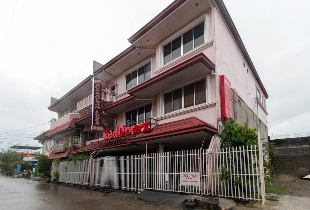 RedDoorz near Laoag Capitol view 2