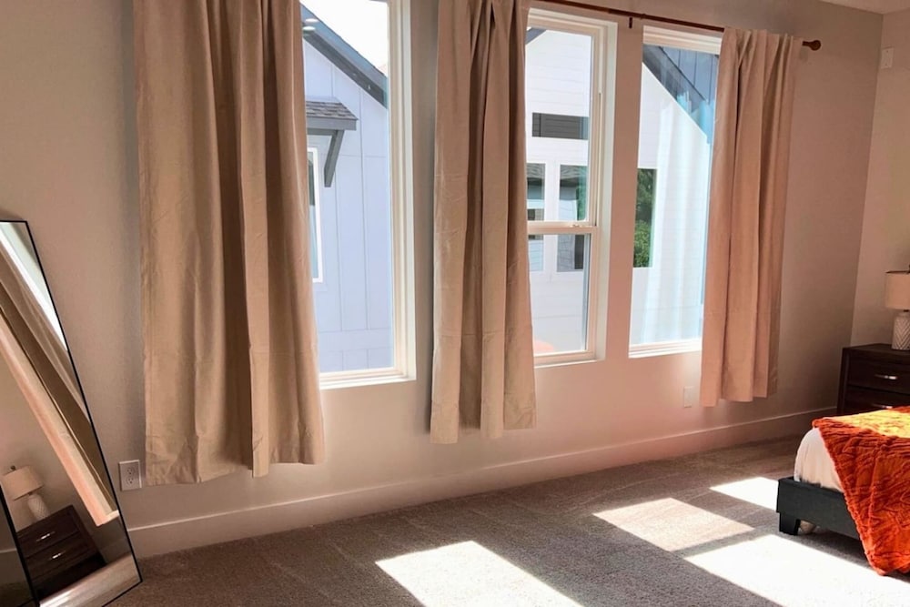 Gated 3BR Home 10 Mins Downtown