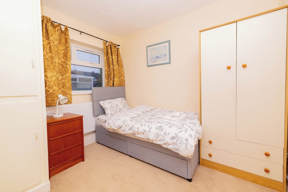 3 Bed - Sleeps 4 - Free Parking - Private Garden