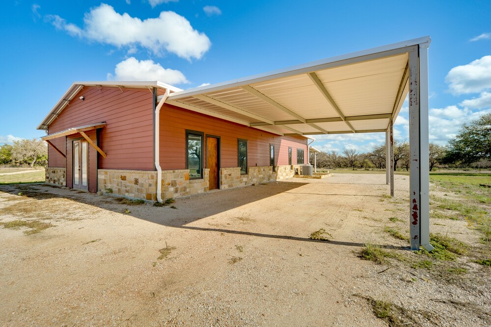 Hill Country Retreat: 100-acre Ranch Near Wineries view 4
