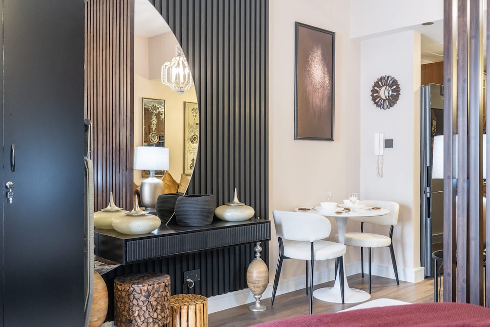 Extravagant Studio Stay for 2 in JVC