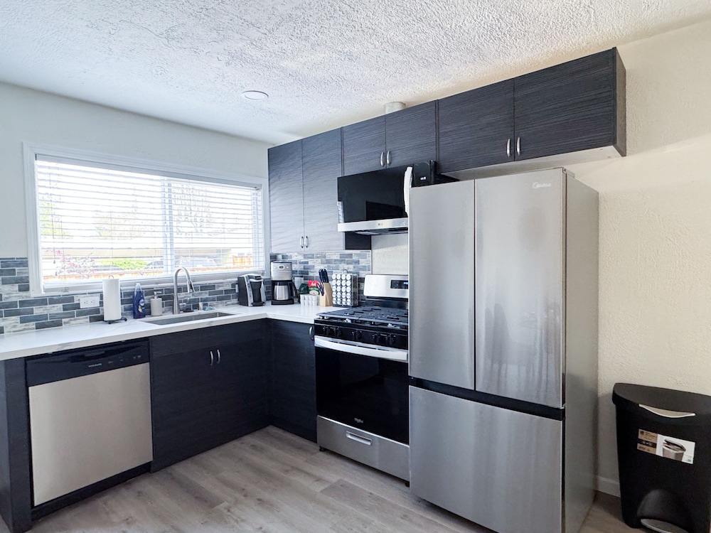Walk to Google 3BR Home Yard & Kitchen
