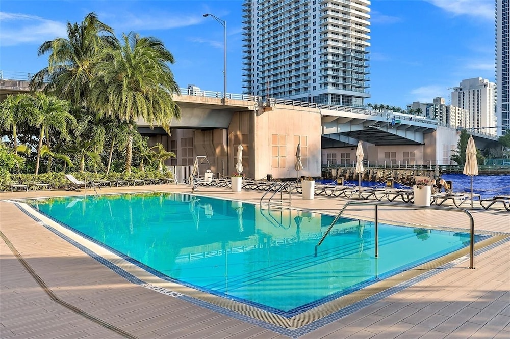Modern Beachwalk Apt 805