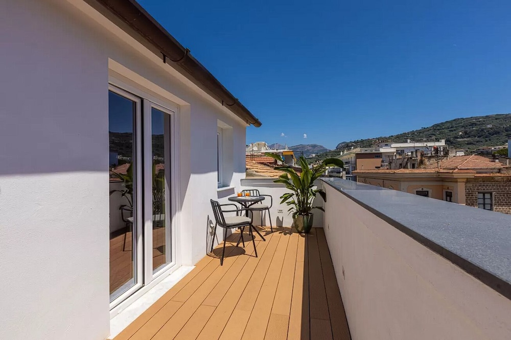 Elegant Suite With Balcony In Sorrento Center Near Oldtown