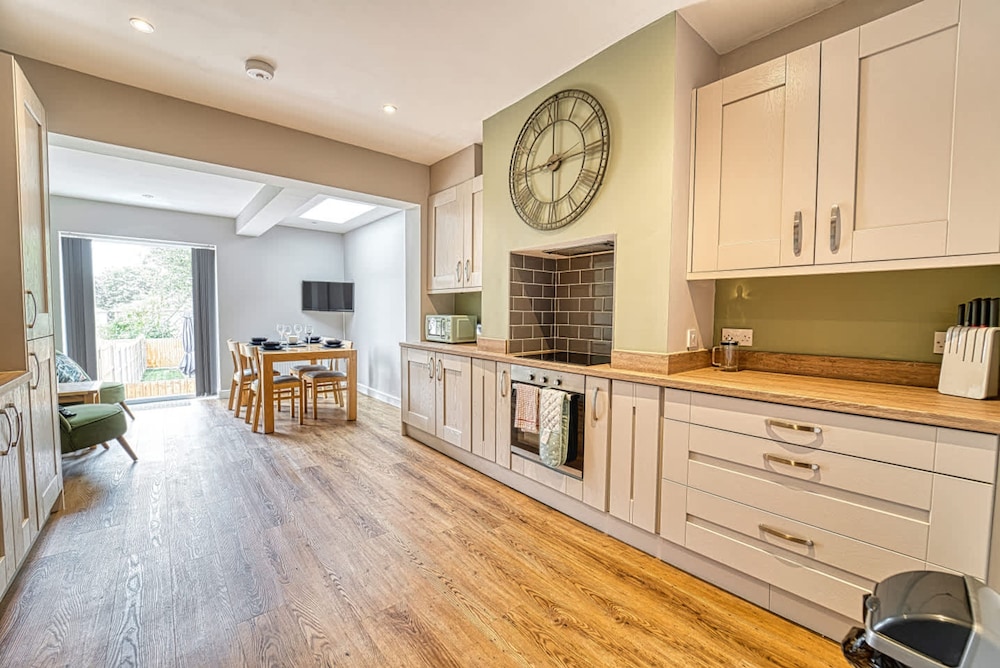 Host Stay Gillam House