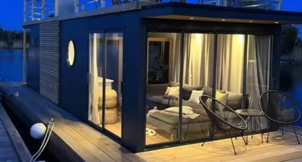 The Houseboat Astrid