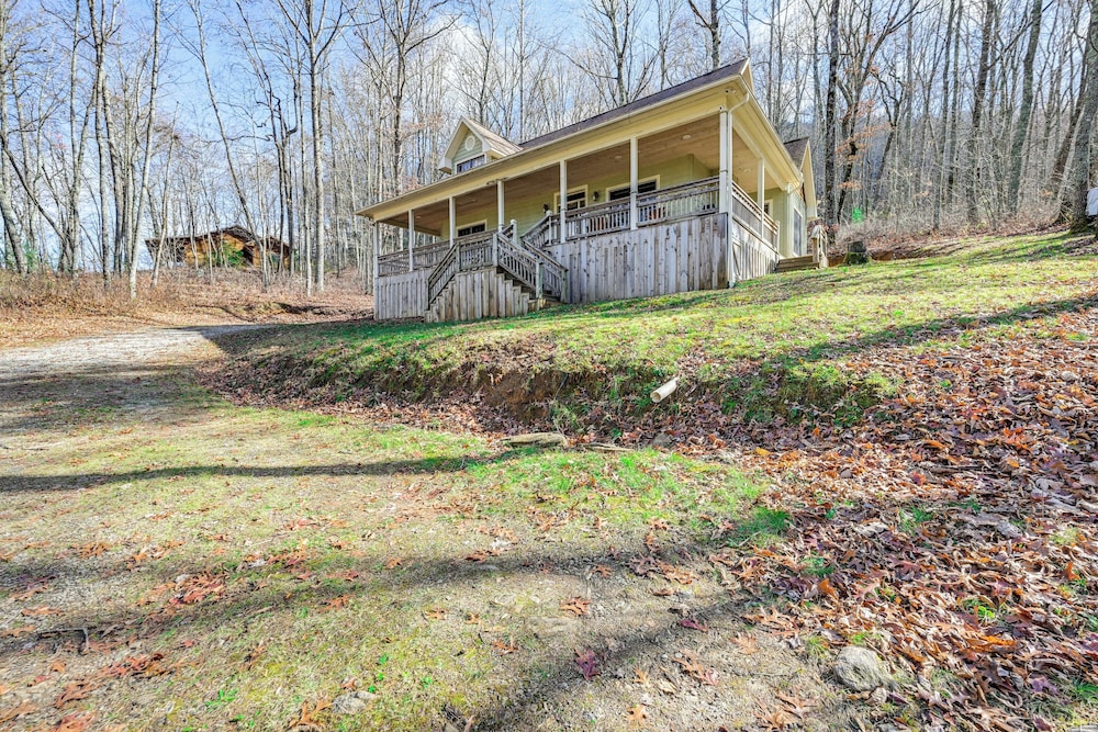 13 Mi to Cashiers: Cabin w/ Wraparound Porch!