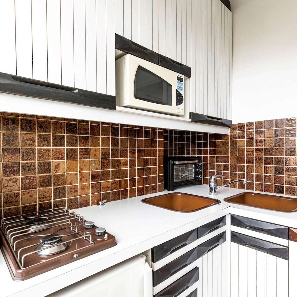 Amiral View Great 1 Bedroom Apartment in Paris