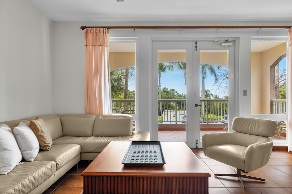Golf Course Access Balcony Infinity Pool
