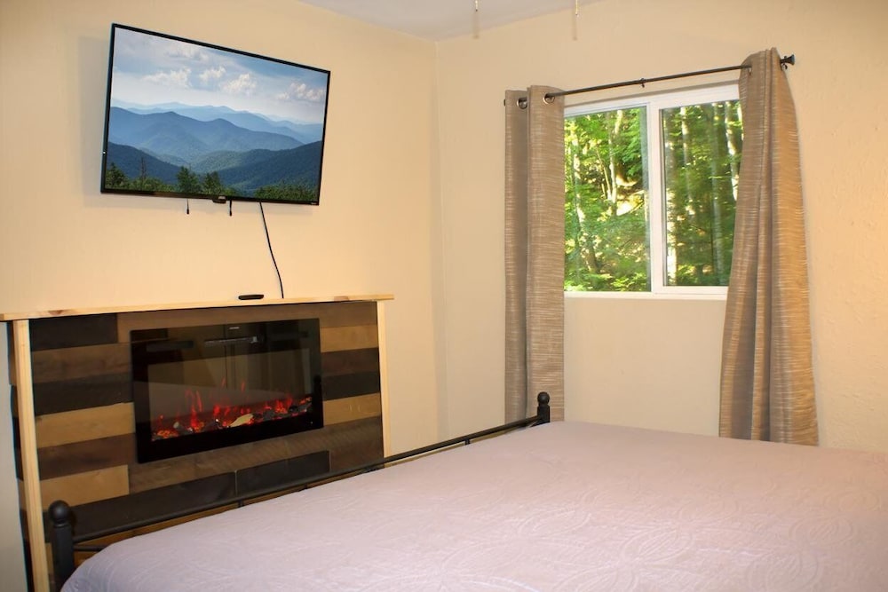 Scenic Solitude 3 Bedroom Cabin