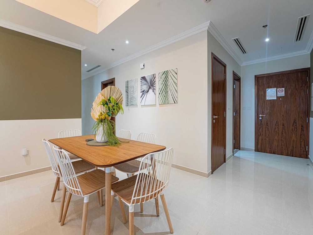Luxe Apartments Near Dubai Mall, Burj Khalifa - Pool, Gym, & Parking