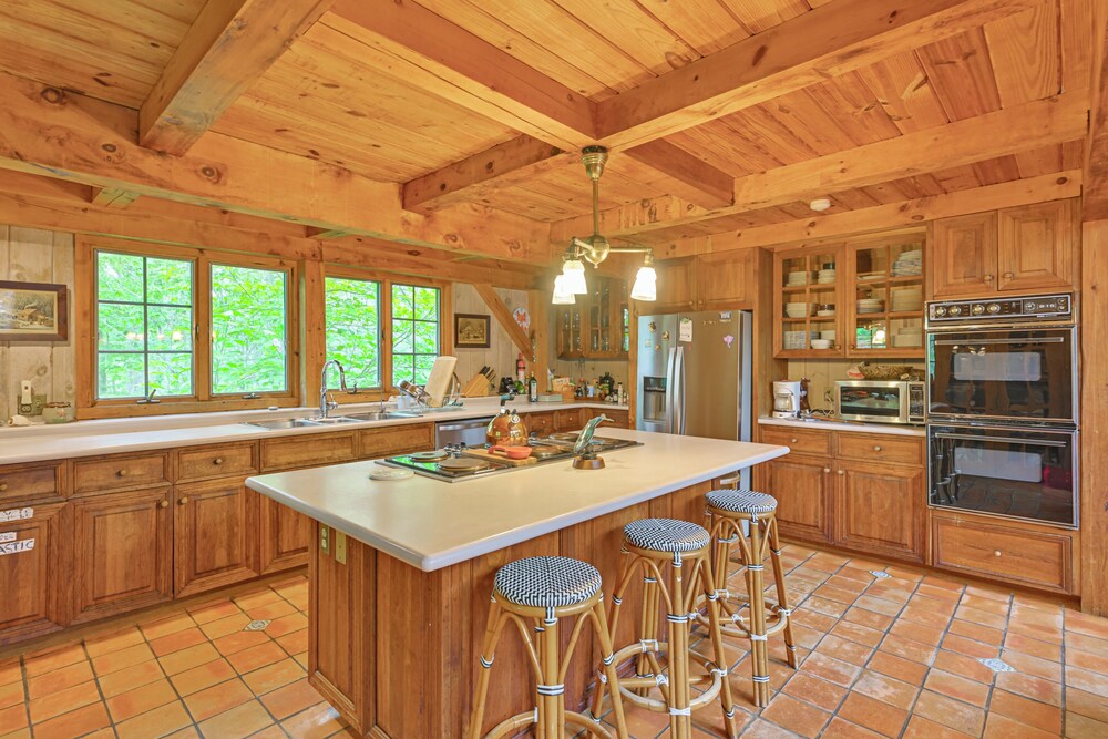 20-acre Hamptons Nature Escape w/ Hot Tub & Pool