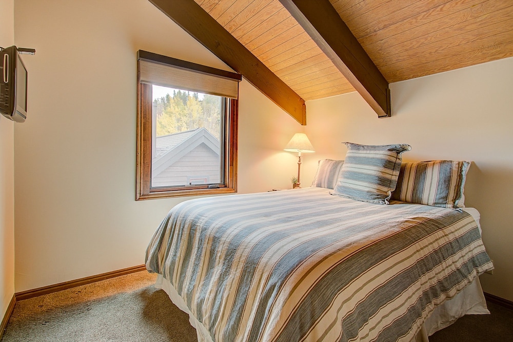 Quittin Time Townhouse Peaceful Mountain Ski-in-ski-out Retreat Close to Town