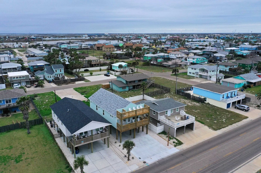 Sleeps 24 2 Homes, Walk to the Beach, Private Pools, Fire Pit, Modern Design