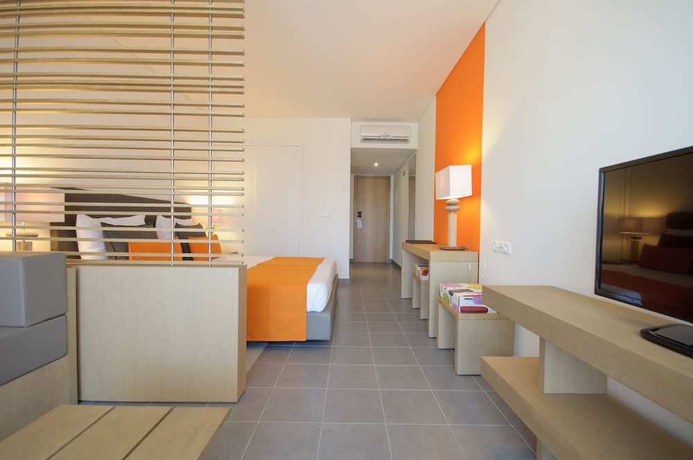 Hotel Oasis Salinas Sea