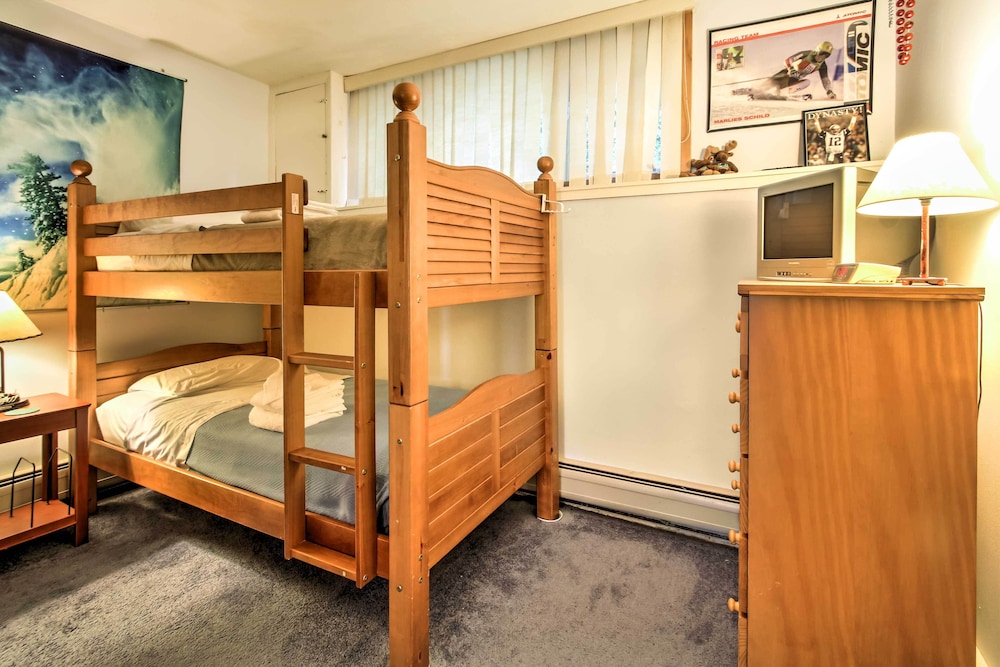 Cozy Bretton Woods Ski-in/ski-out Condo w/ Deck!