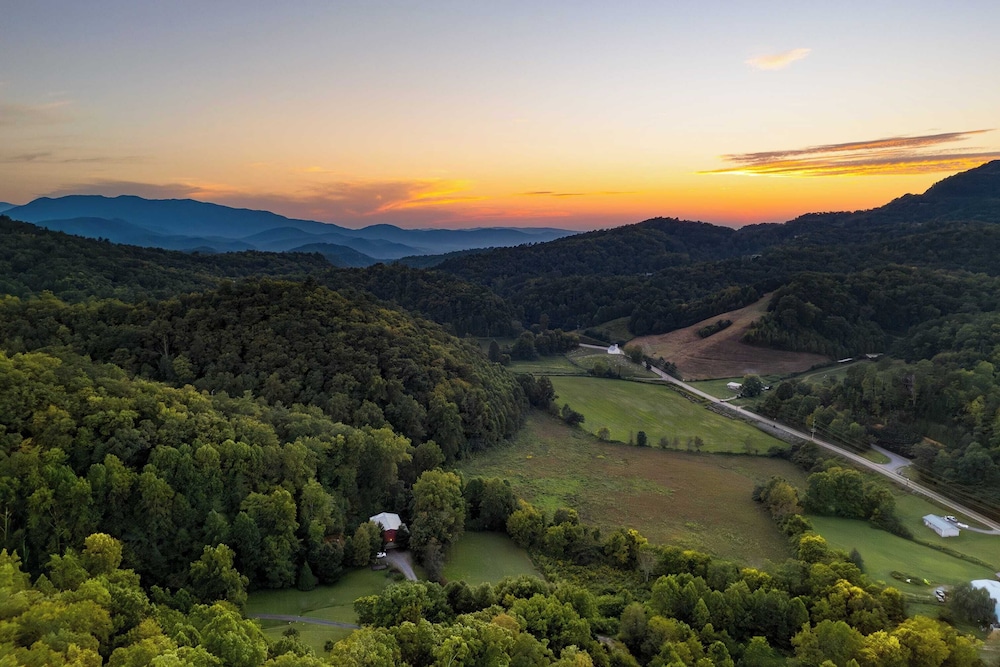 Indoor Pool, Theater, Hot Tub & Mountain Views Near Dollywood Crimson Crest by Avantstay