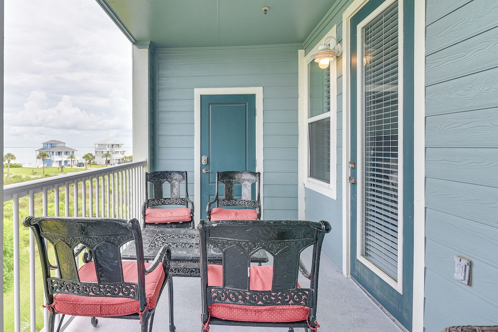 Walk to Beach: Condo w/ Bay View in Galveston