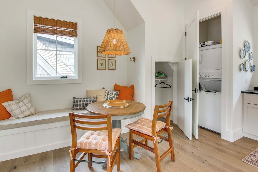 Modern Mountain-view Gem w/ Deck in Glenville