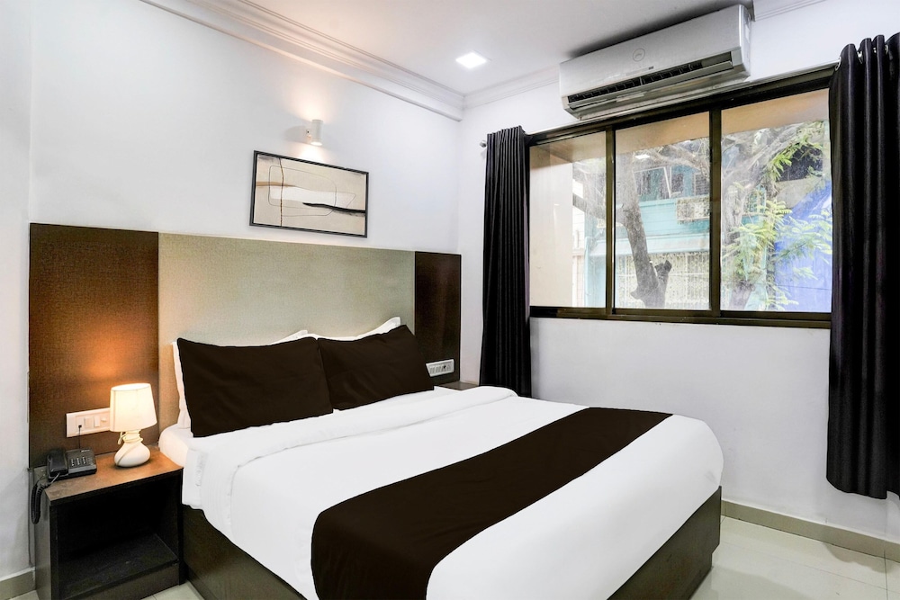 Cozy Deluxe Room Near Juhu Beach Mumbai