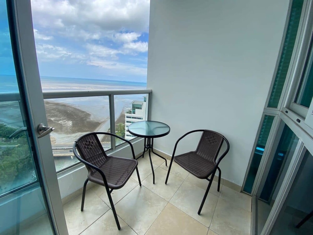 Mar Rojo I 2 Bedroom in Costa del Este