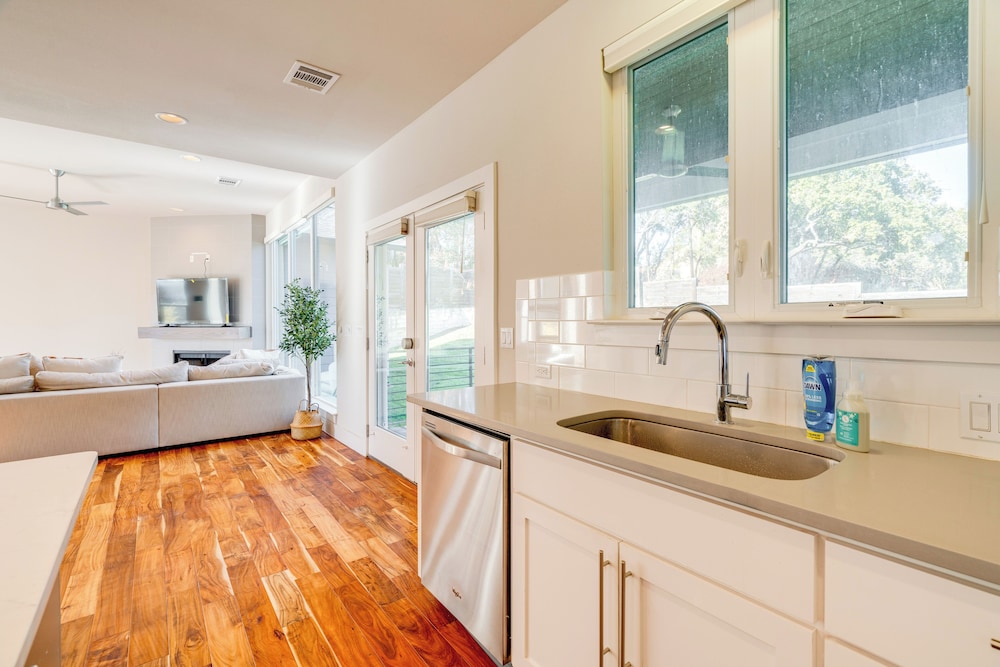 21 Mi to Dtwn: Spacious Home in Austin Suburbs!