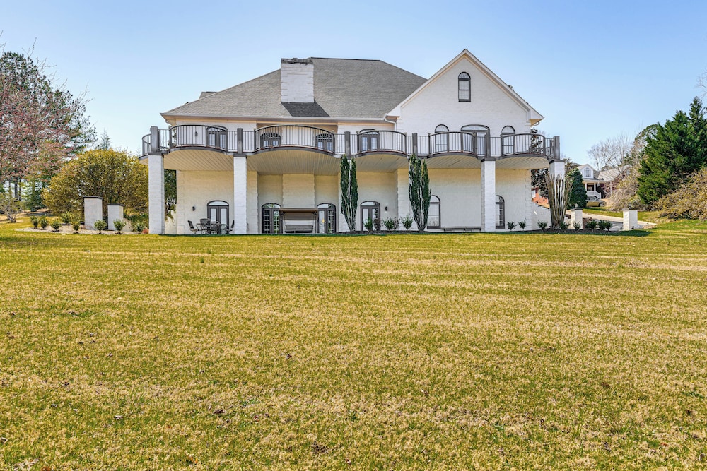 Golfer's Paradise: Meadow Lakes Manor Retreat!