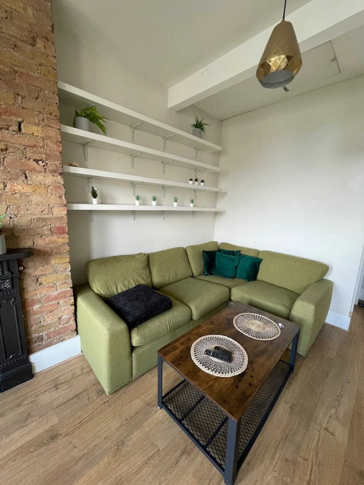 Stylish 1BD Flat With Private Terrace - Kilburn