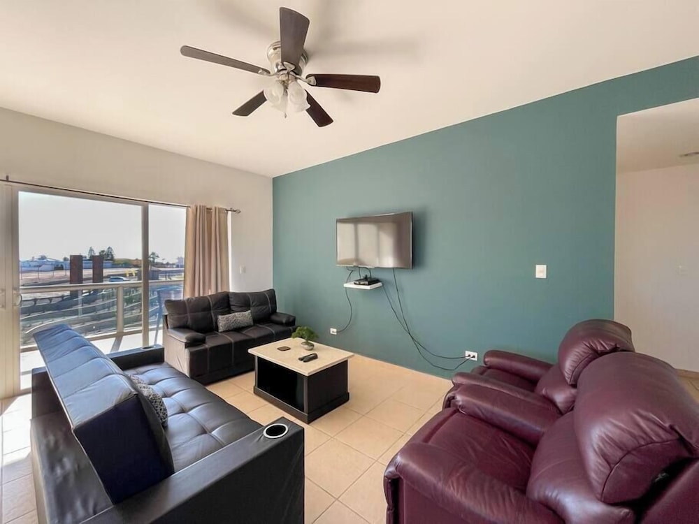 Cozy Condo With Beach Pool Access