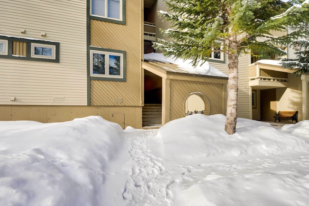 Chic & Cozy Breck Condo: Ski-in/ski-out at Peak 8! view 5