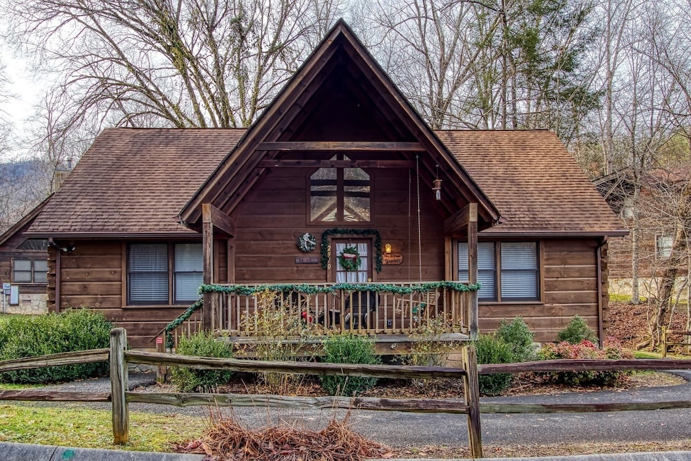 Er46 - Cherith Brook - Great Location. Just Across From Swimming Pool! 2 Bedroom Cabin by RedAwning view 5