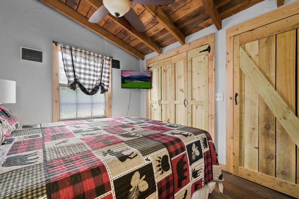 Smoky Mountain Cabin With Stunning Views