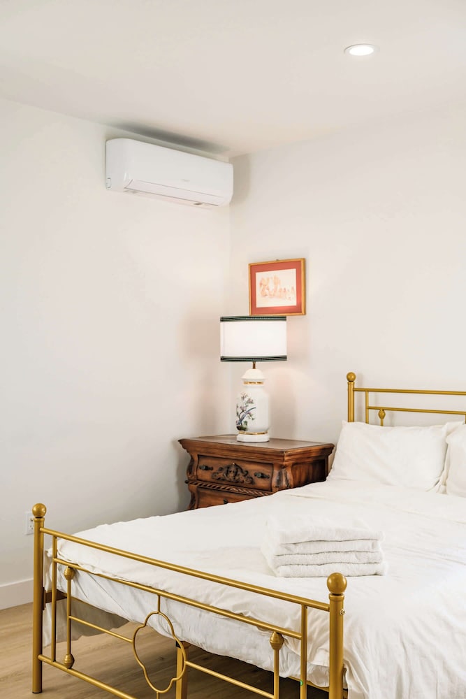 Cozy & Stylish Home Spacious, Fully Equipped Stay
