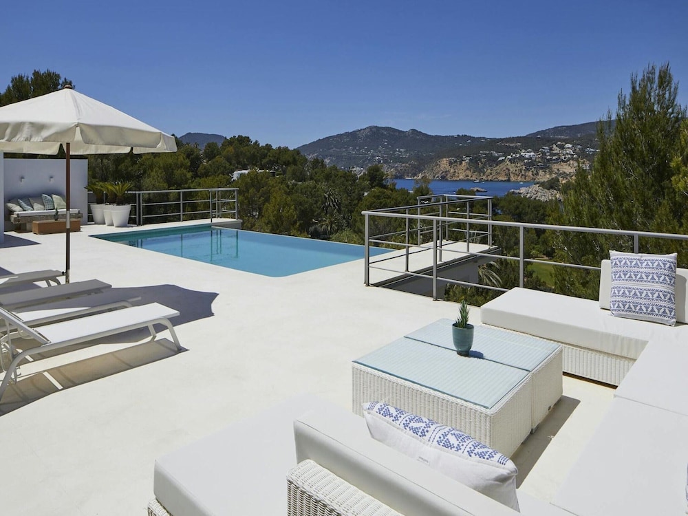 Exquisite Villa With Parking Space