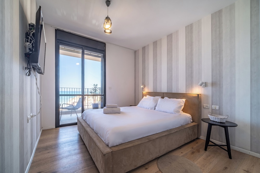 Stylish 1BR Beach-Front Apt w Sea View view 2