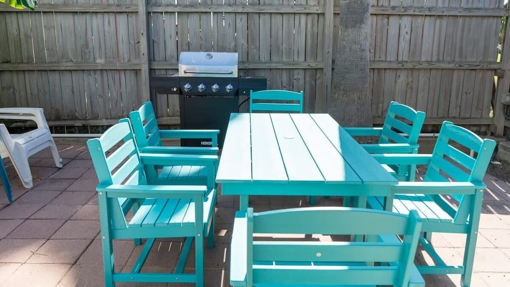Fun Retro Island Vibe Sleeps 17 Beach 1 Block 4 Bedroom Home