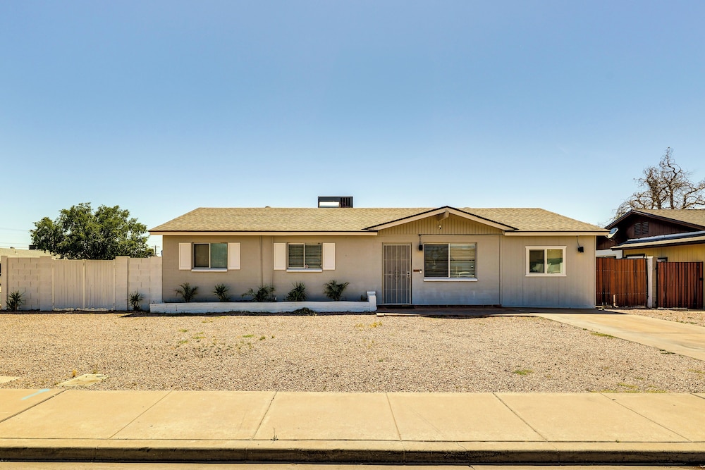 3 Mi to Dtwn Mesa: Home w/ Fenced Backyard!