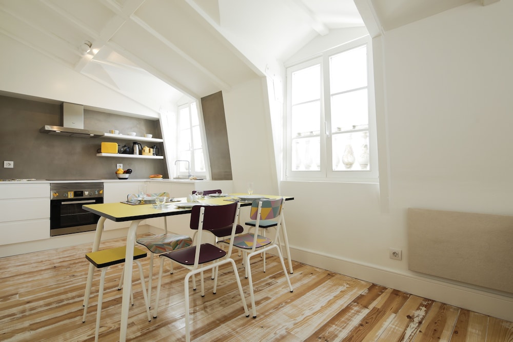 Castelo Apartments by linc