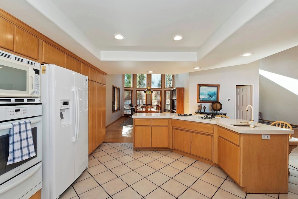 Lakefront Estate with Views and Hot tub