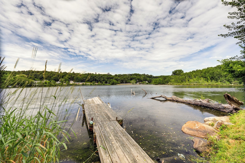 Lakefront Cottage 2 Mi to Palladium in Worcester!