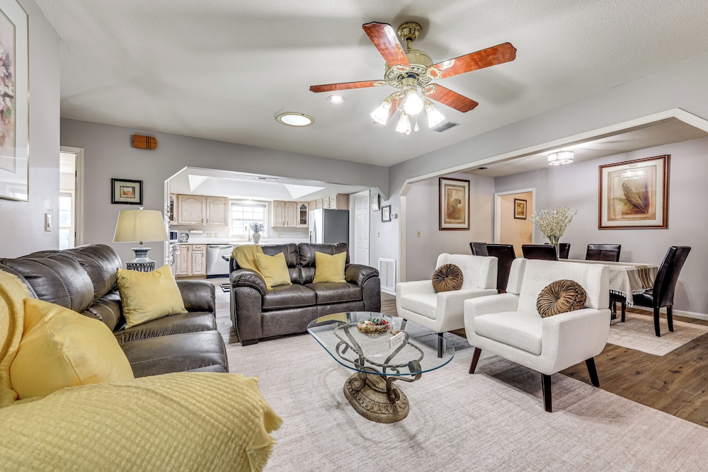 BBQ Ready: Hawthorne Home w/ Screened-in Patio