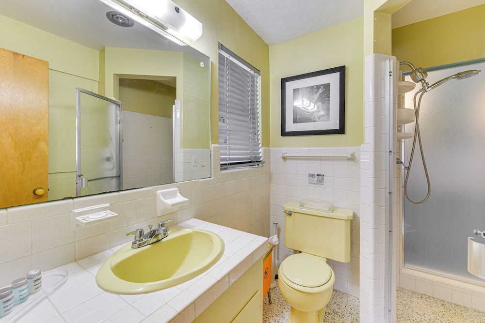 Lanai & Pet Friendly! Retro-chic Sarasota Home!