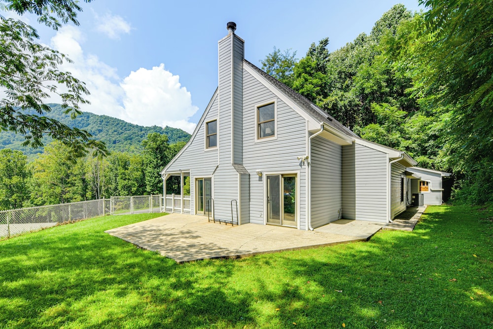 Ski, Hike & Fish: Mtn-view Maggie Valley Retreat