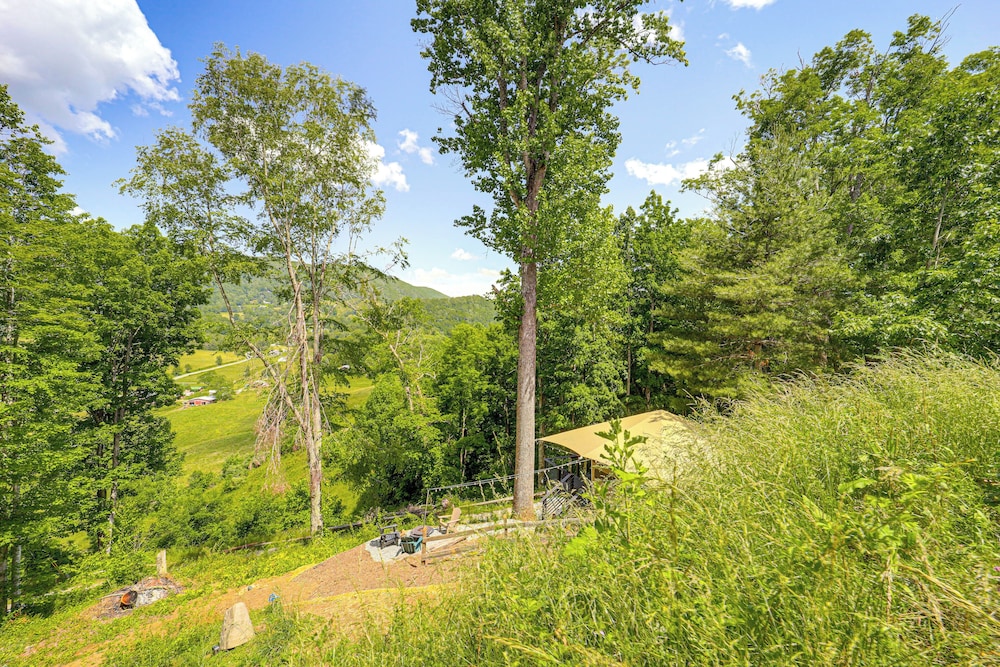Mtn-view Deck: Scenic Glamping Getaway Near Boone!