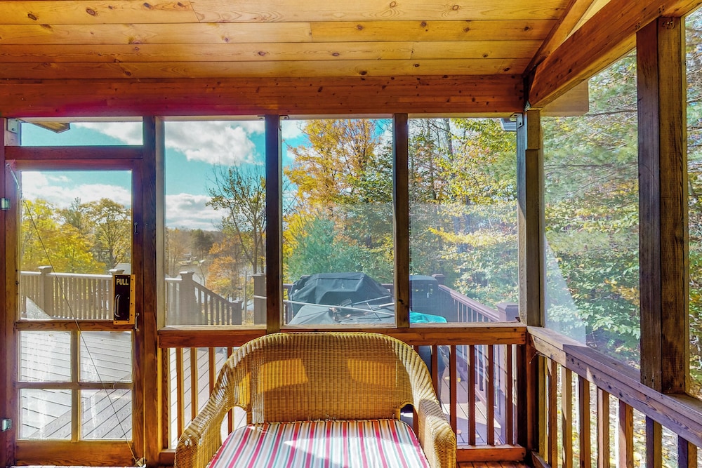 3BR Home w/ Private Hot Tub, Kayaks & Lake Views