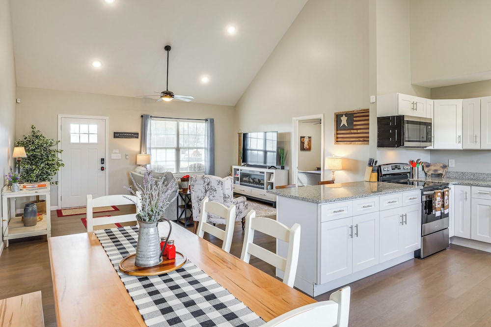 Near State Parks & Dtwn: Quaint Sparta Home! view 4